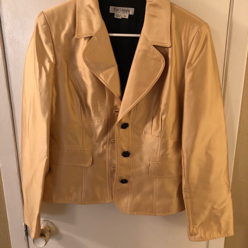 Kay Unger woman’s suit. - Picture 2 of 7